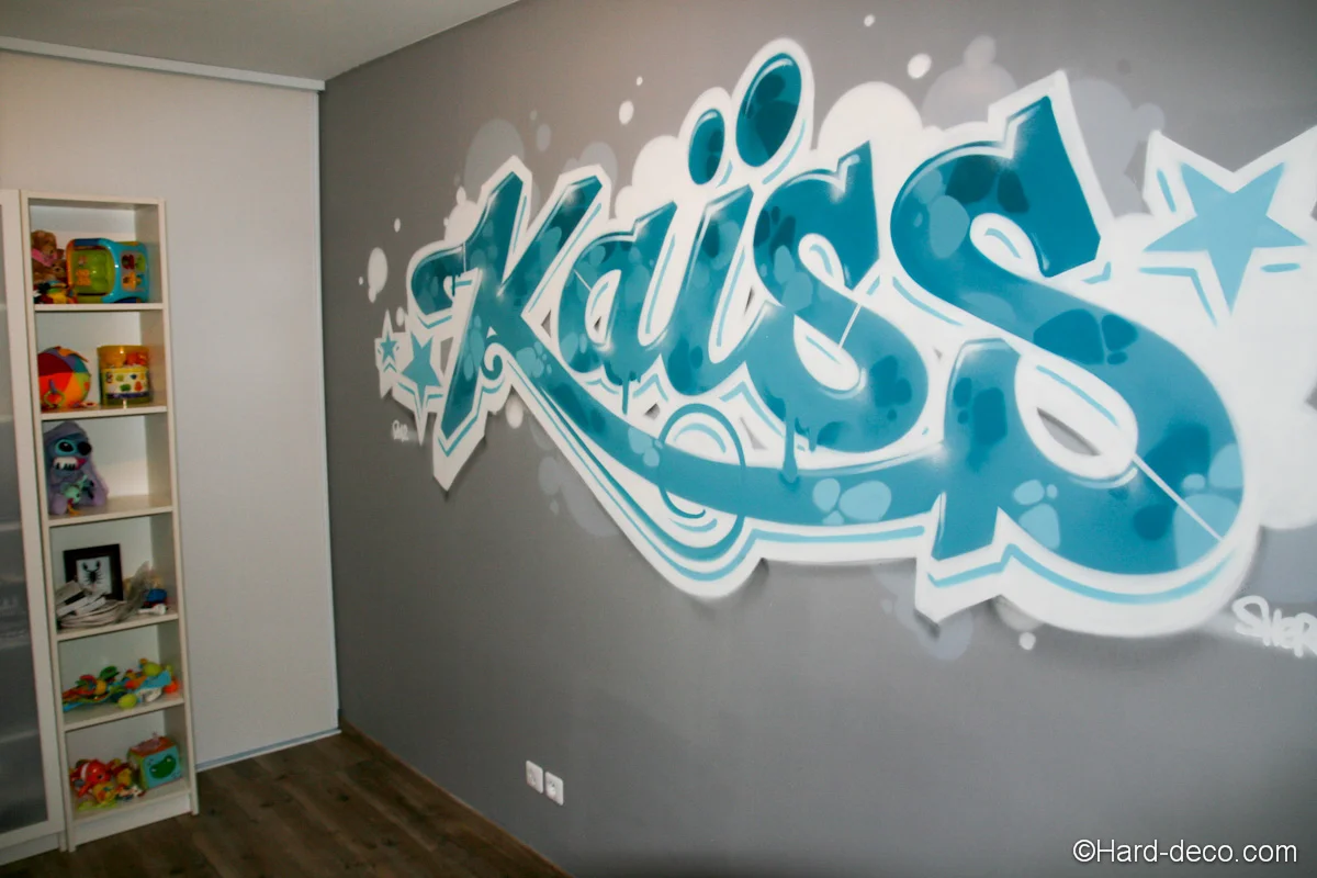 Graffiti Kaïss sur un pan de mur de sa chambre