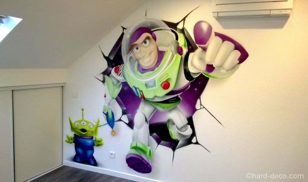 Buzz sort du mur cassé de cette chambre d'enfant
