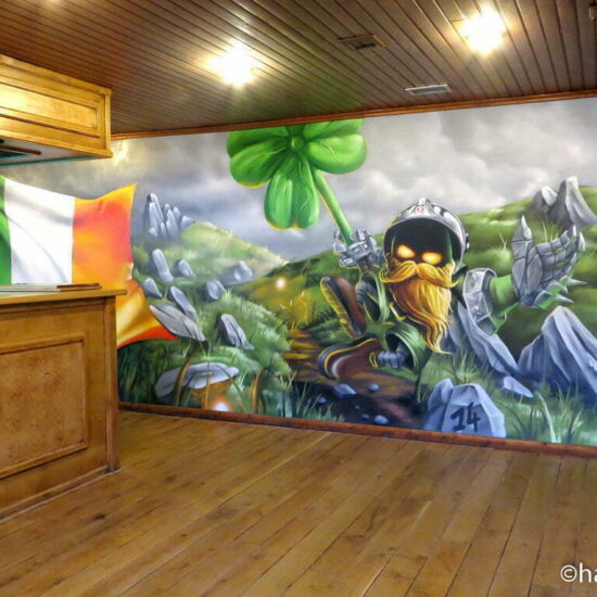 fresque murale caserne pompiers bondy trefle leprechaun pub irlandais