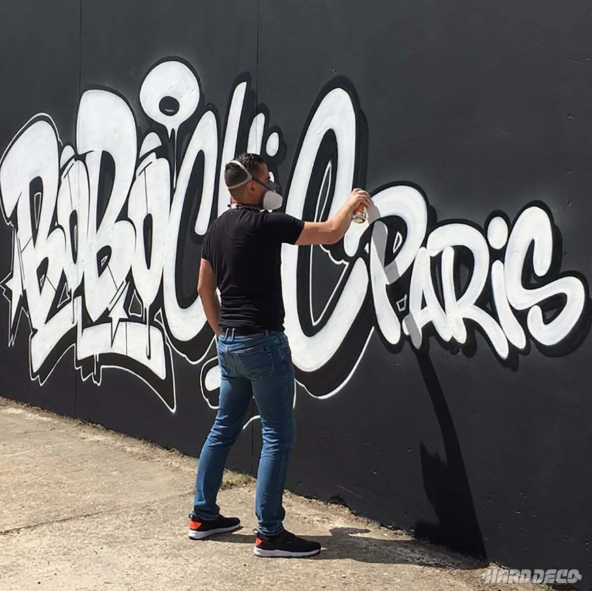 Artiste en cours de réalisation d'un graffiti Bobochic Paris