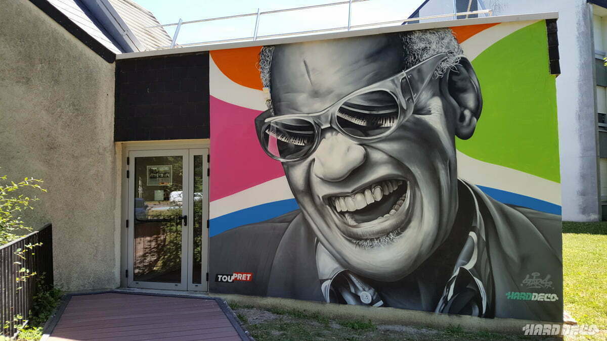 Fresque murale extérieur avec le portrait de Ray Charles pour ugecam