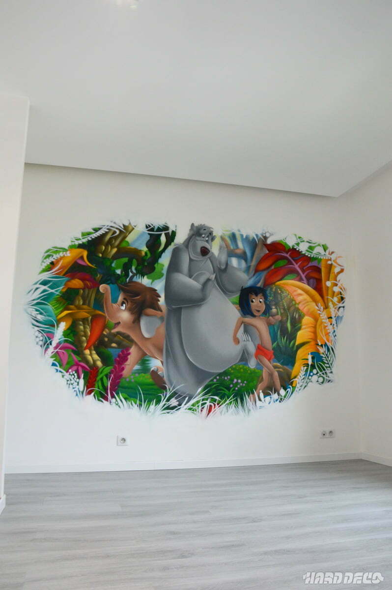 Fresque murale sur le thème du livre de la jungle réalisée dans une chambre d'enfant