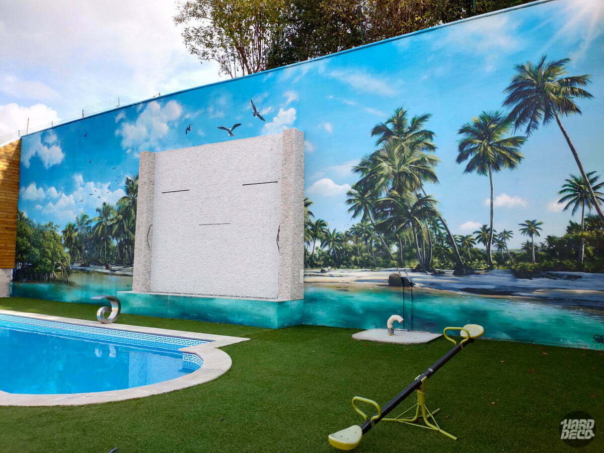 Fresque au bord d'une piscine chez un particulier