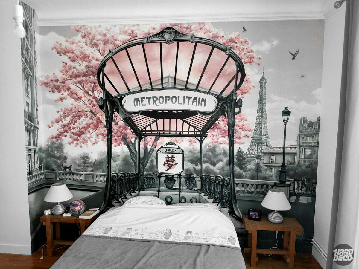 Chambre thème Paris avec fresque murale en tête de lit