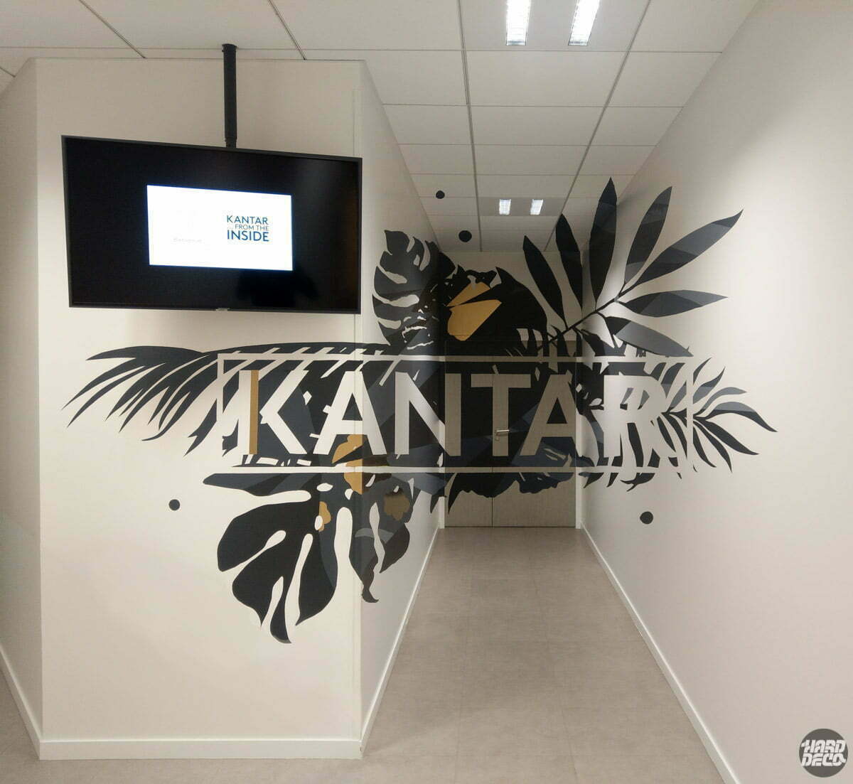 Anamorphose du logo Kantar dans un couloir