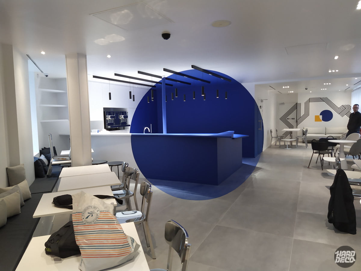 Anamorphose d'un cercle bleu dans le hall d'accueil de l'hôtel Graphik Montparnasse - Vue 2