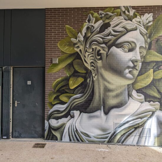 fresque statue deesse grec nature