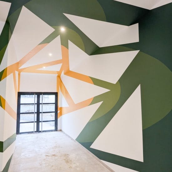 Vue immersive anamorphose murale hall résidence, composition géométrique sur murs et plafond — anamorphose murale sur...