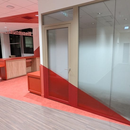 Vue latérale anamorphose géométrique rouge agence MAIF — composition murs et plafond Montreuil 93