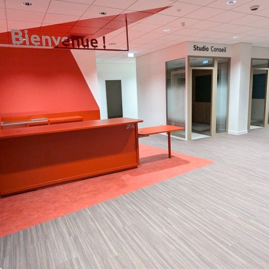 Hall d'accueil agence MAIF Montreuil décoré par anamorphose rouge, peinture sur murs sol et plafond