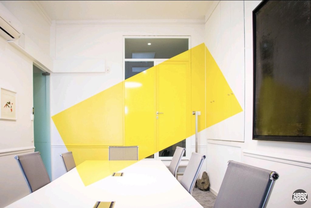 Vue d'ensemble anamorphose jaune traversant mur et porte, salle de réunion Diderot Real Estate Paris