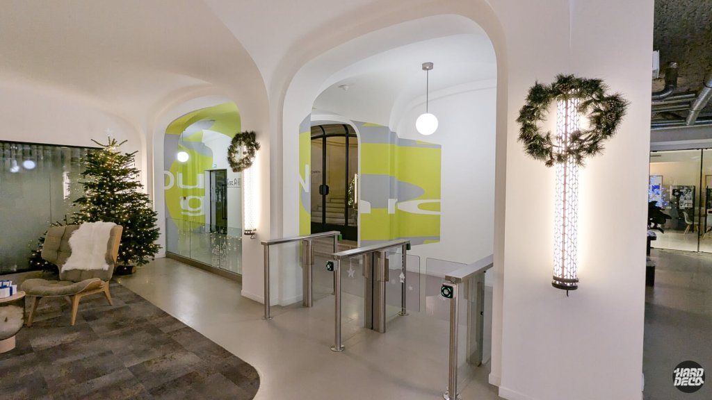 Hall d'entrée bureau Paris décor mural anamorphose jaune gris arches voûtées CAPSTAN PALM