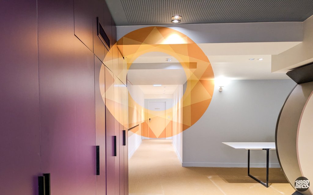 Rosace anamorphose géométrique en dégradé d'orange vue depuis l'entrée du couloir, Puteaux