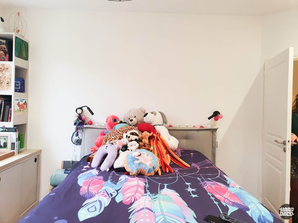Chambre d'adolescente avant réalisation de la fresque murale, mur blanc vierge derrière le lit