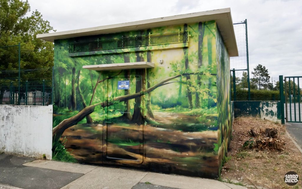Fresque nature sur local technique EDF, face principale avec sous-bois vert et tronc tombé, aérosol extérieur