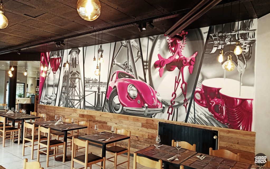Détail fresque aérosol restaurant Charleroi : rouages fuchsia et tasse à café sur fond acier brossé