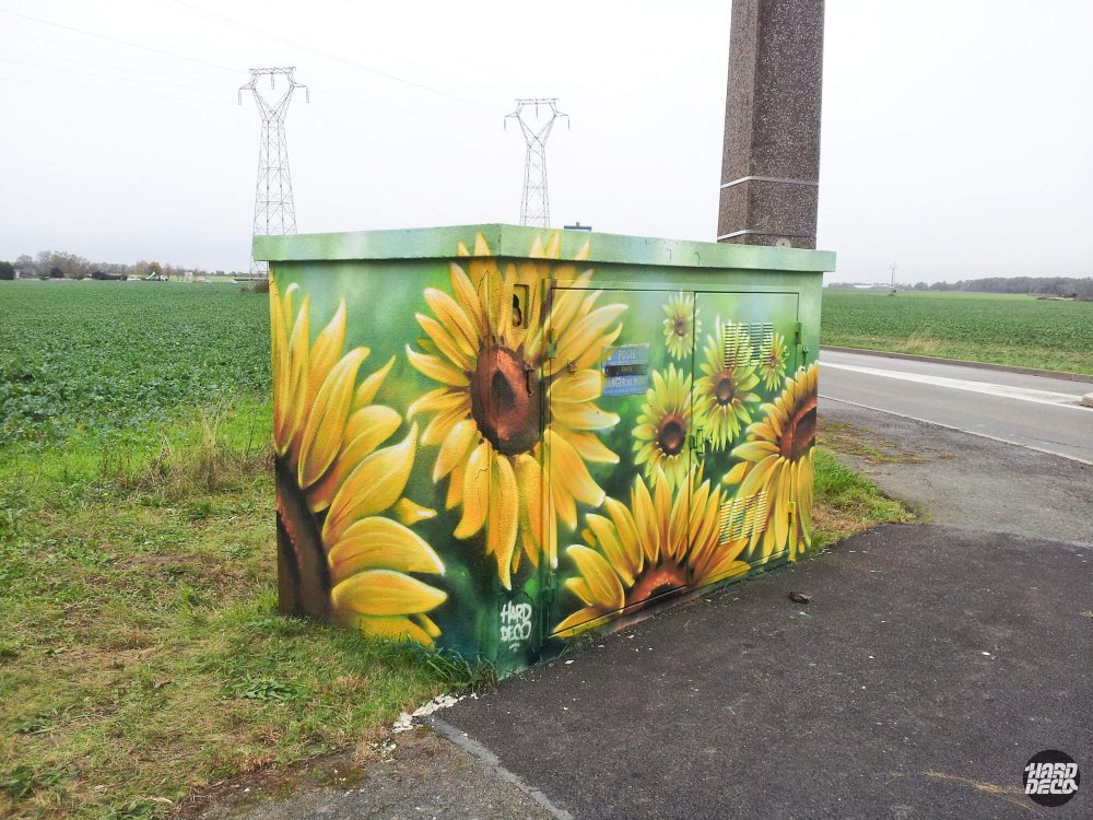 Armoire électrique peinte à l'aérosol avec des tournesols jaunes sur fond vert, Villevaudé