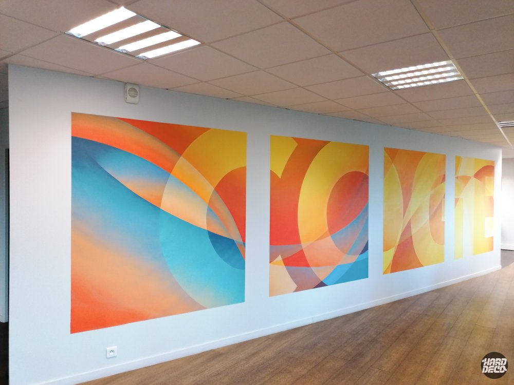 Vue d'ensemble des toiles aérosol Cogeferm en orange bleu et jaune sur mur de bureaux en perspective