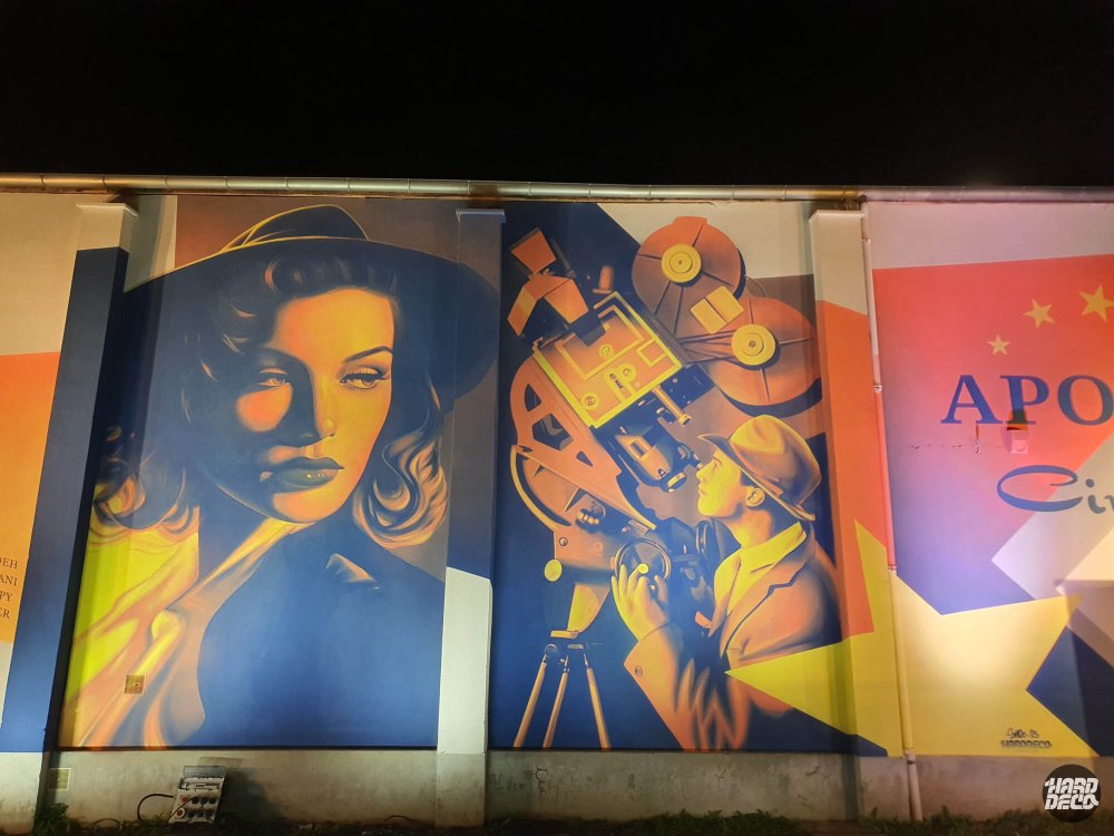 Fresque murale cinéma Apollo nuit, portrait femme vintage et opérateur caméra rétro, style pop art années 50