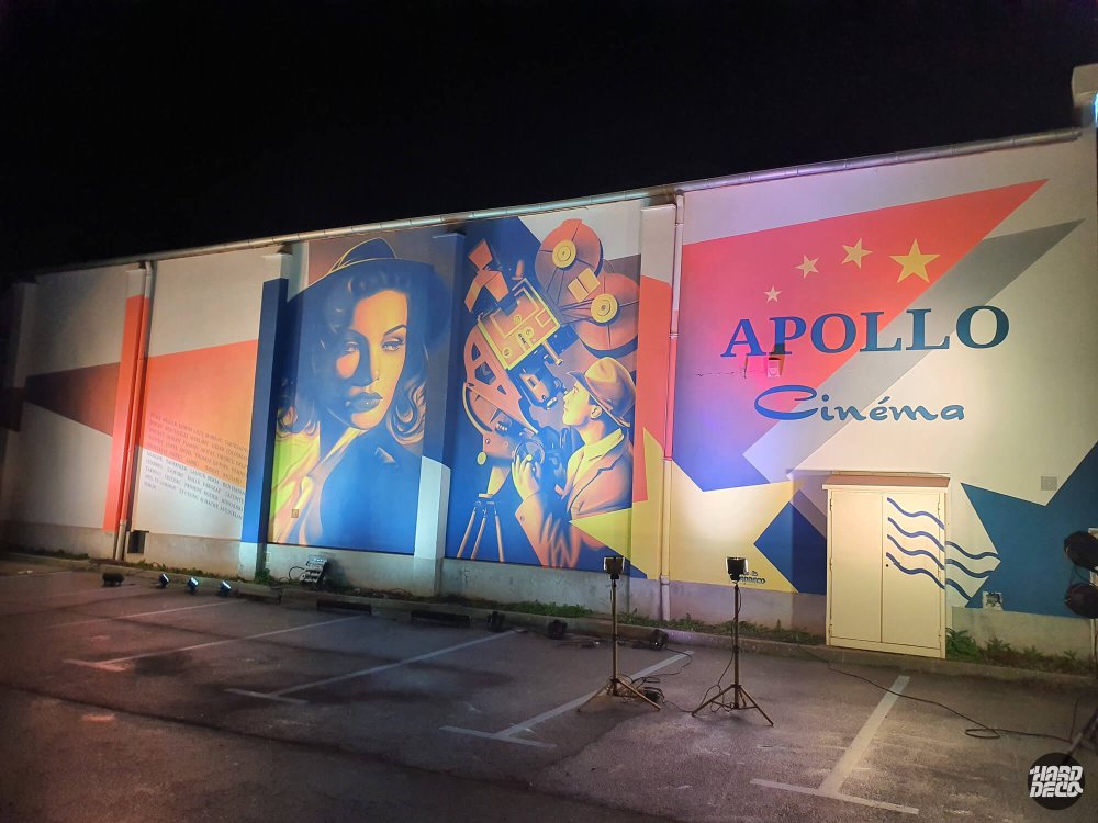 Fresque murale façade cinéma Apollo Pontault-Combault, actrice vintage et caméra rétro, style pop coloré nuit