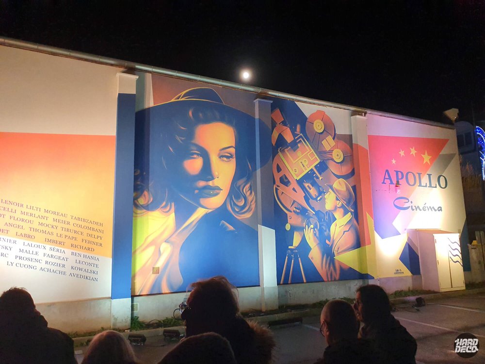 Fresque murale façade cinéma Apollo Pontault-Combault, actrice vintage et caméra rétro, vue nocturne illuminée