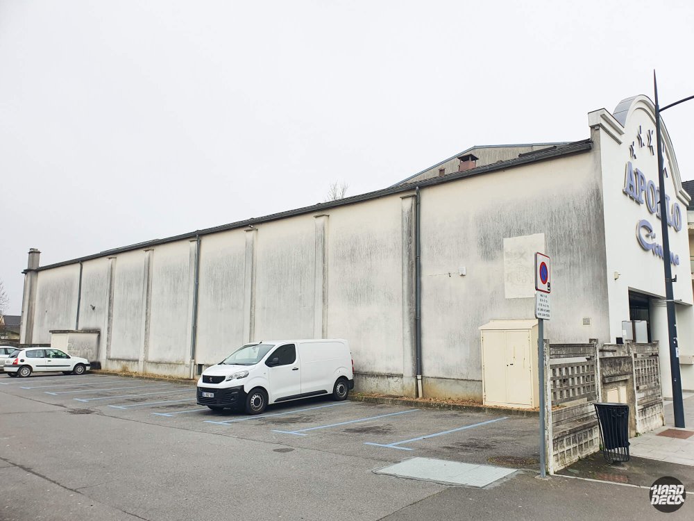 État avant travaux de la façade de l'Apollo Cinéma de Pontault-Combault, mur gris vieilli sans décoration