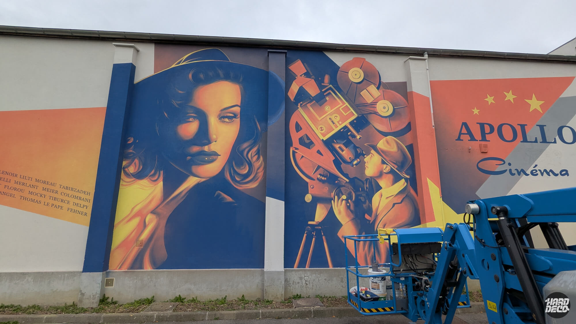 Fresque murale en cours de réalisation sur la façade de l'Apollo Cinéma, portrait d'actrice et caméra vintage, Pontault-Combault