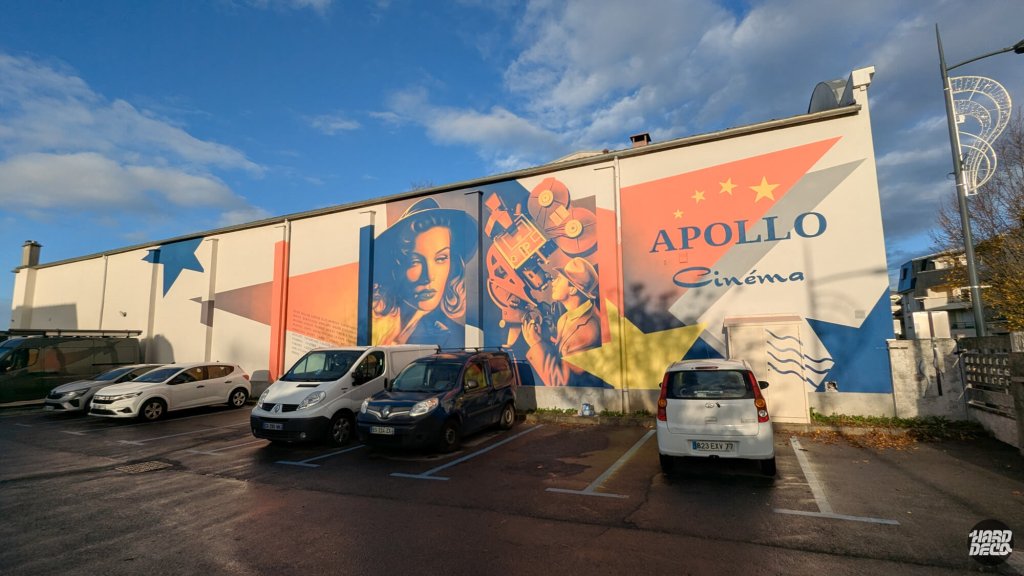 Vue d'ensemble de la façade de l'Apollo Cinéma avec fresque murale rétro cinéma, 110m², Pontault-Combault