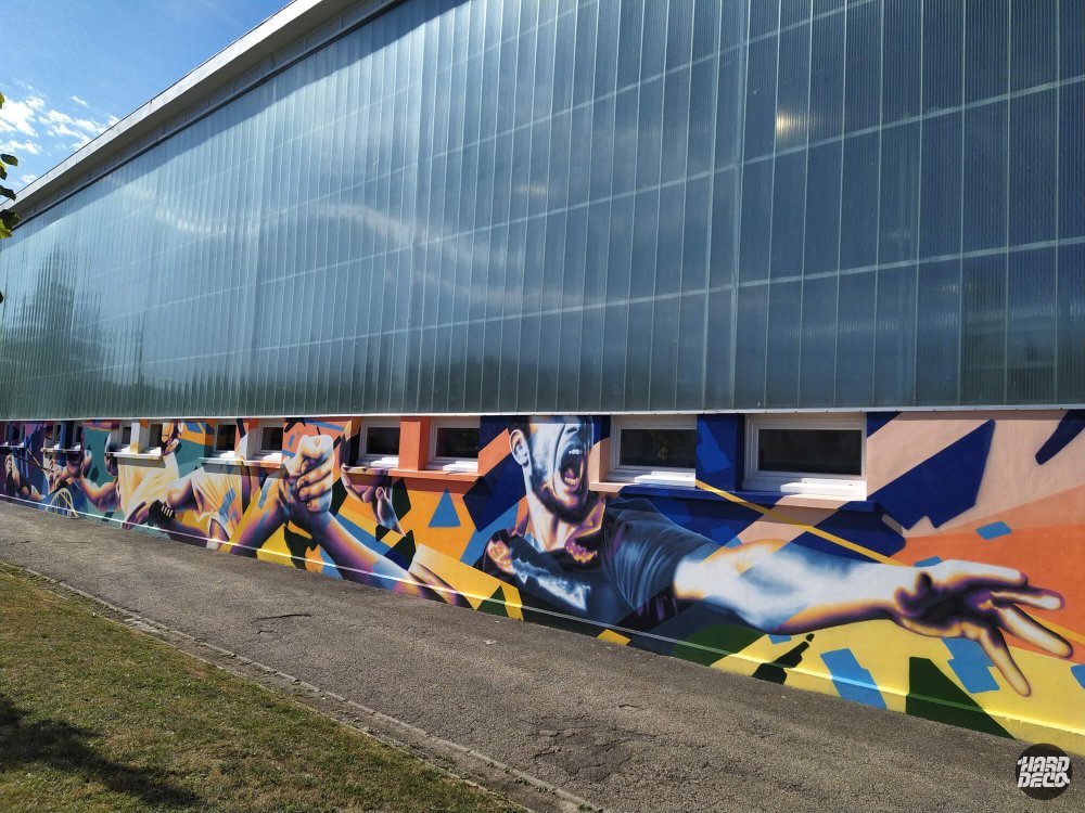 Vue d'ensemble fresque murale 66 m² façade gymnase Mirande Cataldi Pontault-Combault, sport et couleurs vives