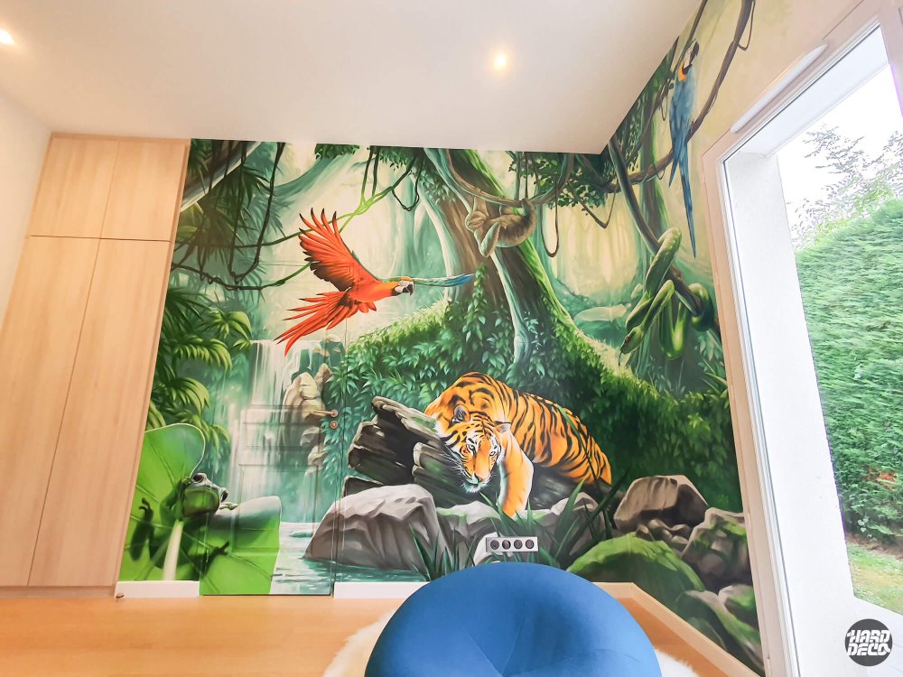 Fresque jungle aérosol chambre enfant, vue en hauteur avec tigre au bord de l'eau et ara rouge en vol