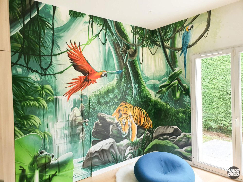 Fresque murale jungle chambre enfant avec ara rouge, tigre, serpent et grenouille, vue d'ensemble angle