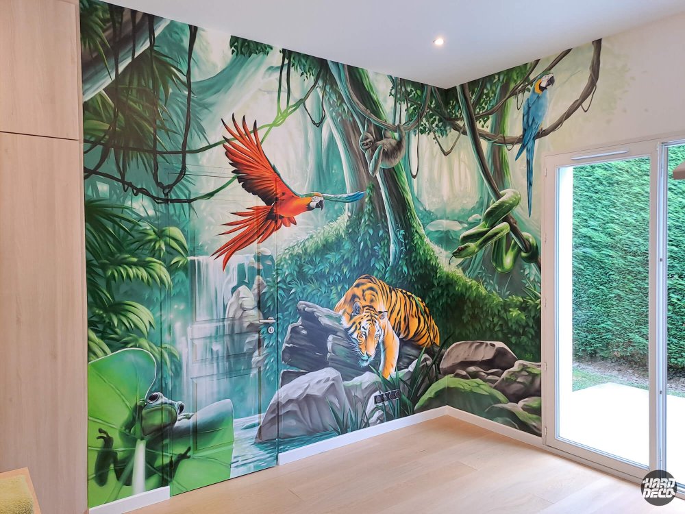 Fresque murale jungle chambre enfant avec tigre, aras rouge et bleu, paresseux et cascade à l'aérosol
