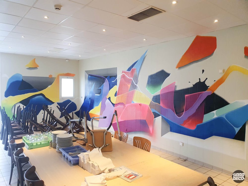 Vue d'ensemble fresque abstraite aérosol salle collective, palette colorée bleu rose violet orange