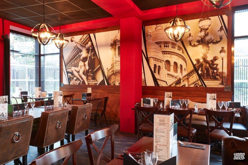 Fresque murale restaurant Asnières : statues Opéra et Sacré-Cœur en sépia, salle vue d'ensemble