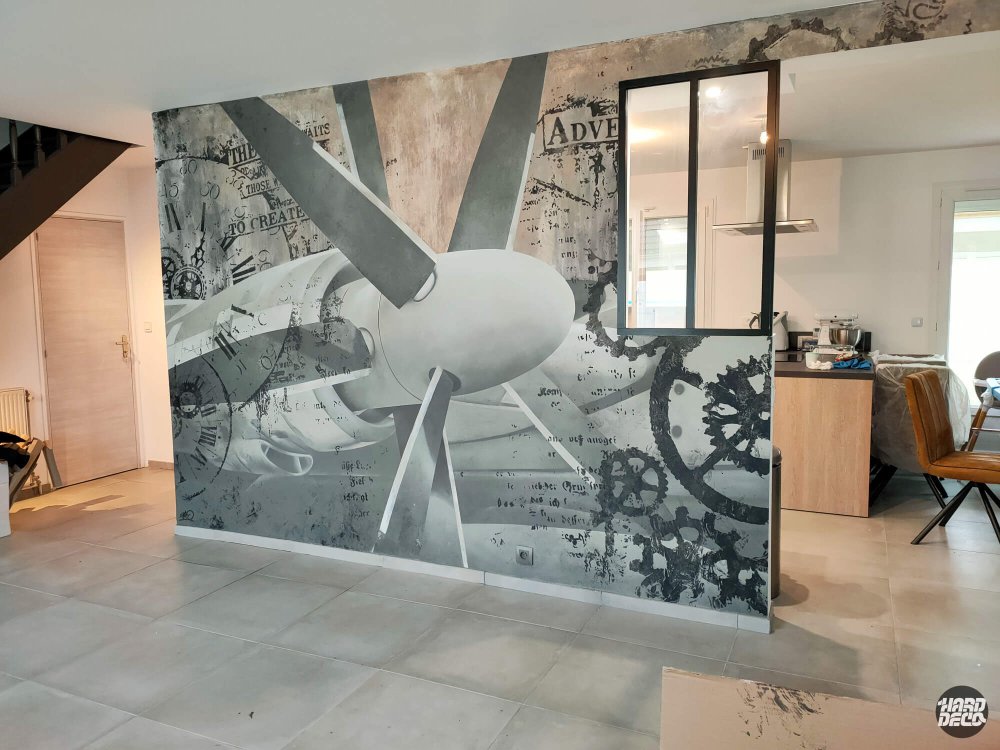 Peinture murale avion industriel et engrenages steampunk dans un salon avec verrière noire