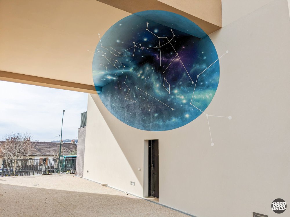 Anamorphose murale ciel étoilé et constellations sur façade extérieure, quartier Mathurin Bagneux