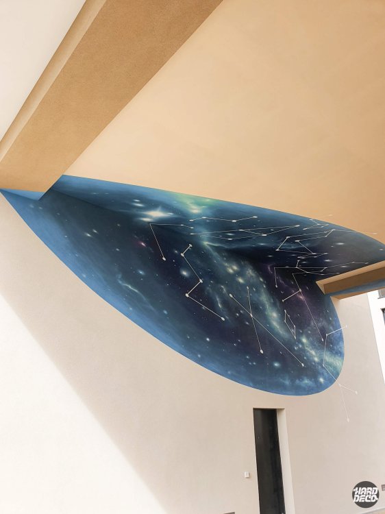 Vue en contre-plongée de l'anamorphose constellations sur sous-face de dalle, quartier Mathurin Bagneux