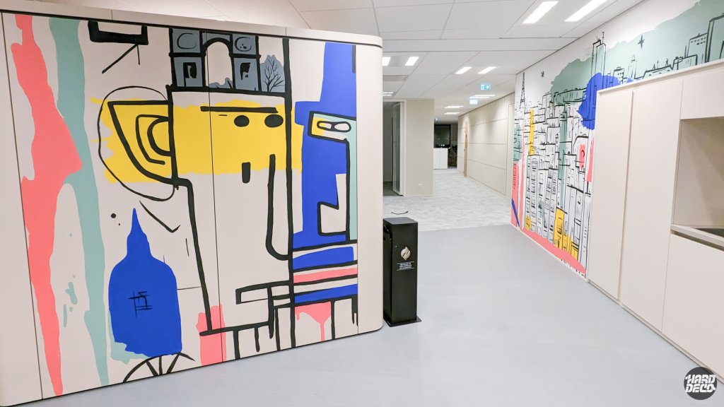 Vue couloir bureaux Kantar Bagneux avec fresque figure urbaine Basquiat et skyline parisien