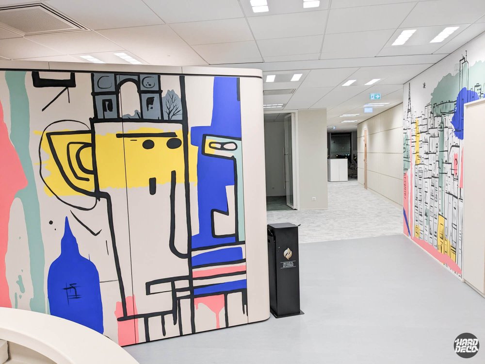 Détail fresque figure expressionniste jaune et bleu style Basquiat sur cloison arrondie, Bagneux