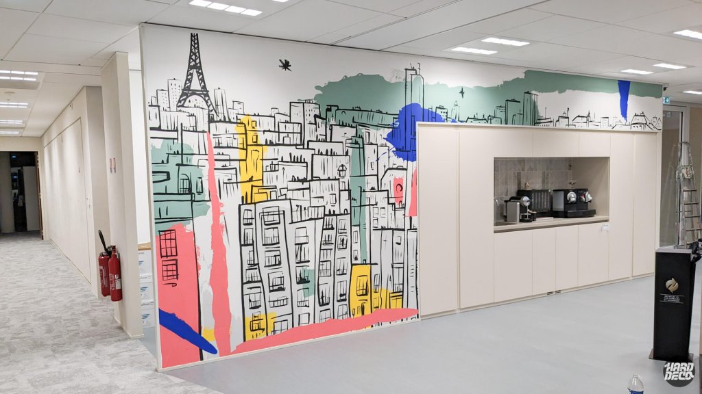 Panorama skyline parisien illustré au trait noir Tour Eiffel et toits haussmanniens, bureaux Kantar Bagneux