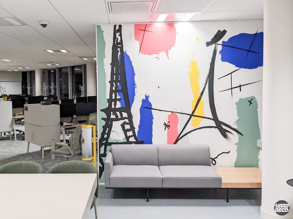 Fresque murale Tour Eiffel abstraite style Miró dans espace lounge de bureaux, Bagneux