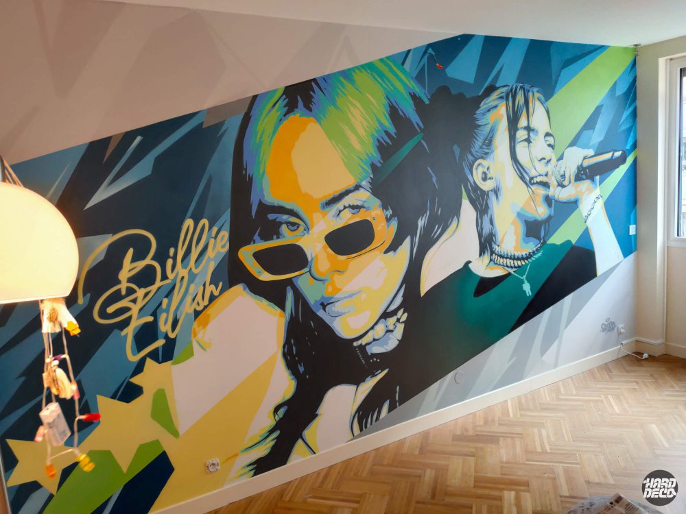 Fresque Billie Eilish aérosol en chambre, vue d'ensemble double portrait pop art fond géométrique bleu jaune vert