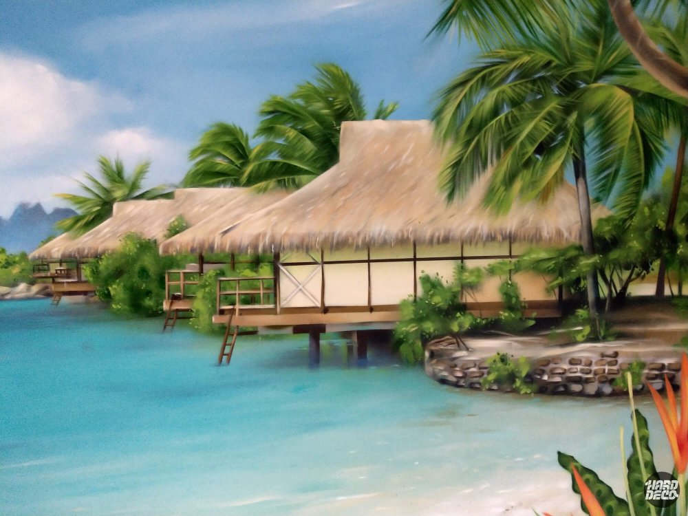 Détail fresque murale bungalow polynésien sur pilotis, lagon turquoise et cocotiers peints à l'aérosol