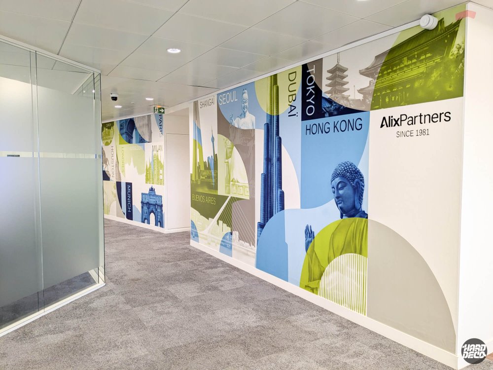 Fresque panoramique couloir AlixPartners Paris, Grand Bouddha Hong Kong Tokyo Seoul en aplats bleu et vert anis