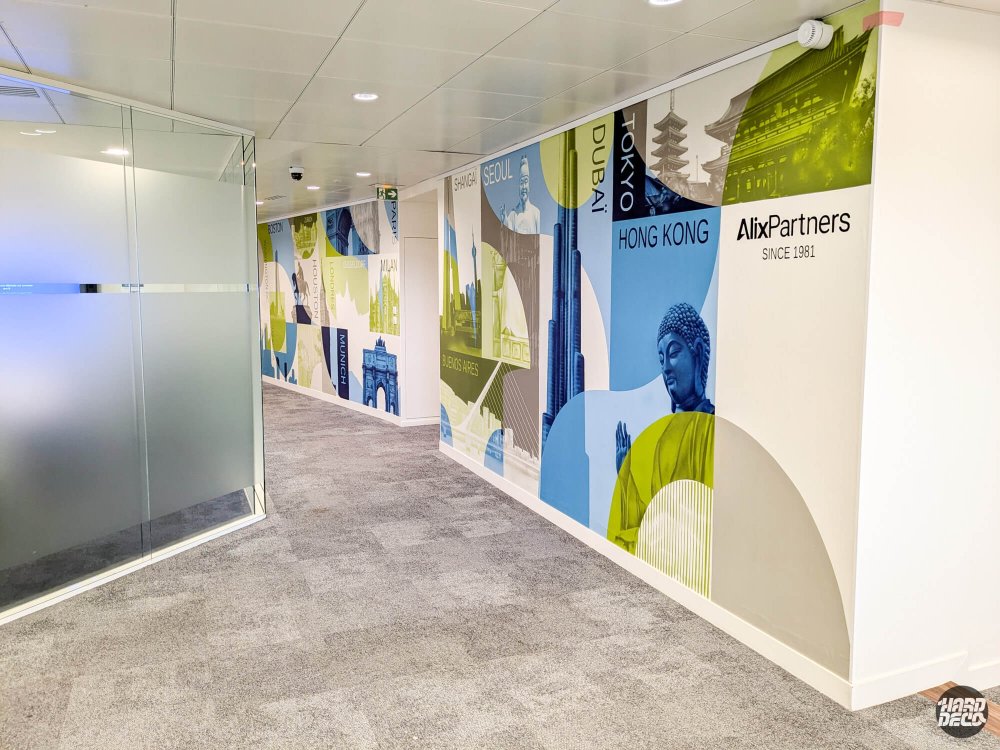 Fresque murale couloir bureaux AlixPartners Paris, villes du monde Hong Kong Tokyo Dubai en illustration graphique