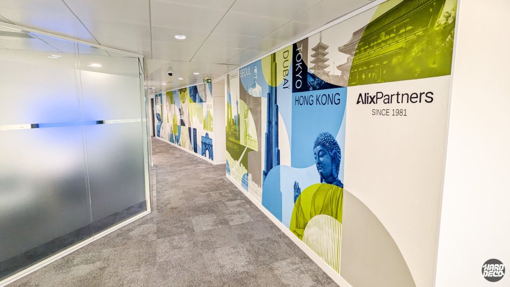 Vue d'ensemble couloir bureaux AlixPartners Paris, décor panoramique villes internationales sur toile