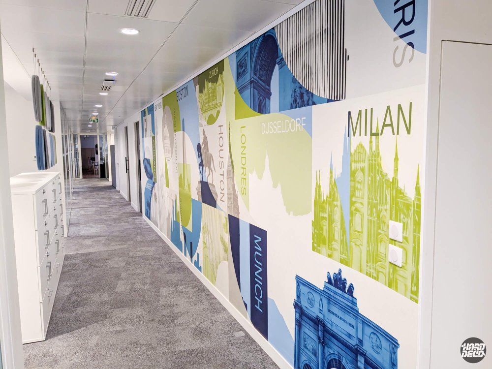 Fresque murale couloir AlixPartners Paris, villes européennes Milan Munich Londres Düsseldorf en illustration graphique