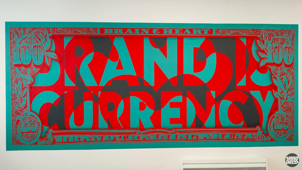 Détail frontal toile murale Brand is Currency lettrage rouge turquoise style street art agence Paris