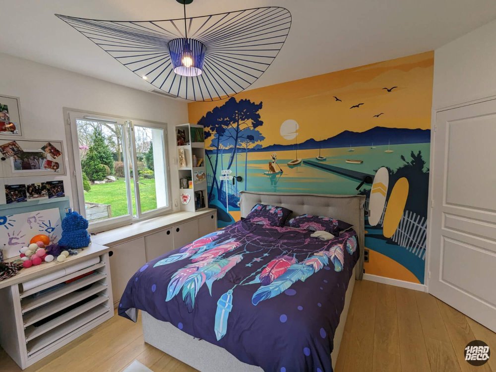 Chambre d'adolescente avec fresque mer et pins, panneau Plage Edeline visible, perspective depuis la fenêtre