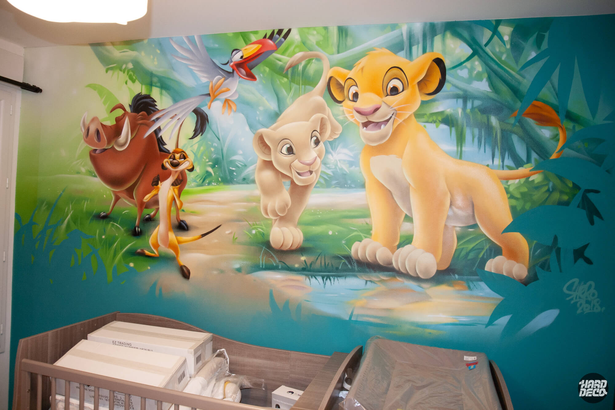 Fresque murale Le Roi Lion dans une chambre bébé avec Simba, Nala, Timon et Pumbaa en jungle émeraude